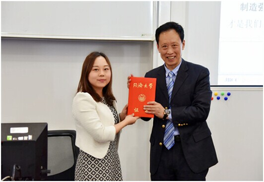 同濟大學經管學院MBA中心副主任崔麒元(左)和IE專家關田鐵洪(右)